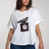 Camiseta blanca de mujer corte murciélago, con imagen de un cuervo posado sobre la luna