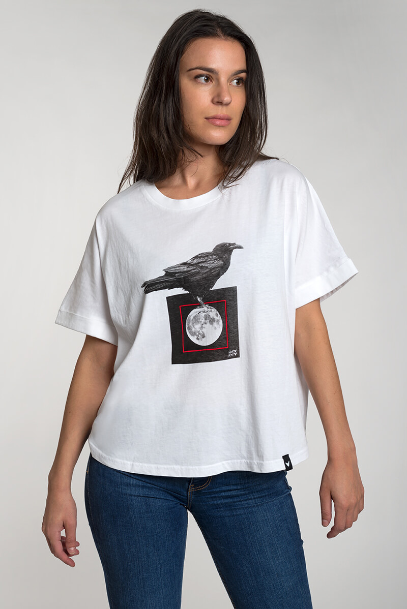 Camiseta blanca de mujer corte murciélago, con imagen de un cuervo posado sobre la luna
