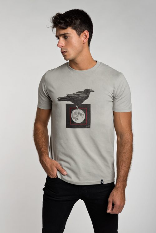 Camiseta gris, con imagen de cuervo posado sobre luna