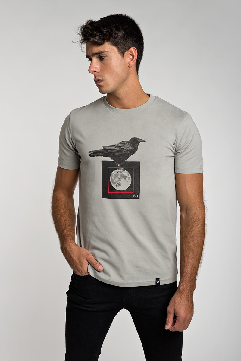 Camiseta gris, con imagen de cuervo posado sobre luna