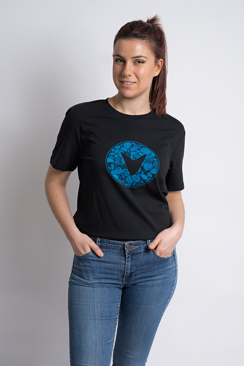 Camiseta negra unisex playa de piedras logo azul