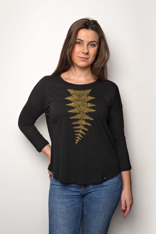 Camiseta orgánica de mujer color negro. Serigrafía artesanal y ecológica con imagen de un helecho. Prenda sostenible con 100% algodón orgánico.