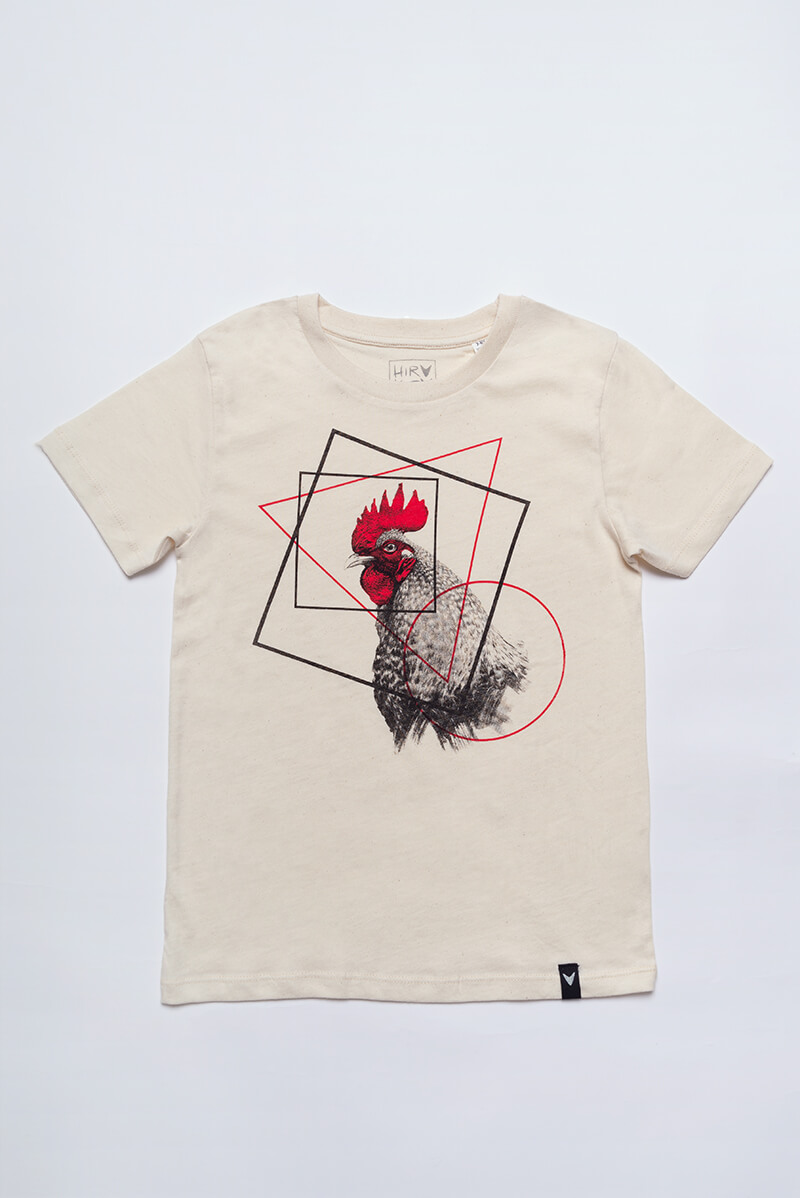 Camiseta orgánica unisex color beige. Serigrafía artesanal y ecológica con imagen de un gallo Prenda sostenible con 100% algodón orgánico.