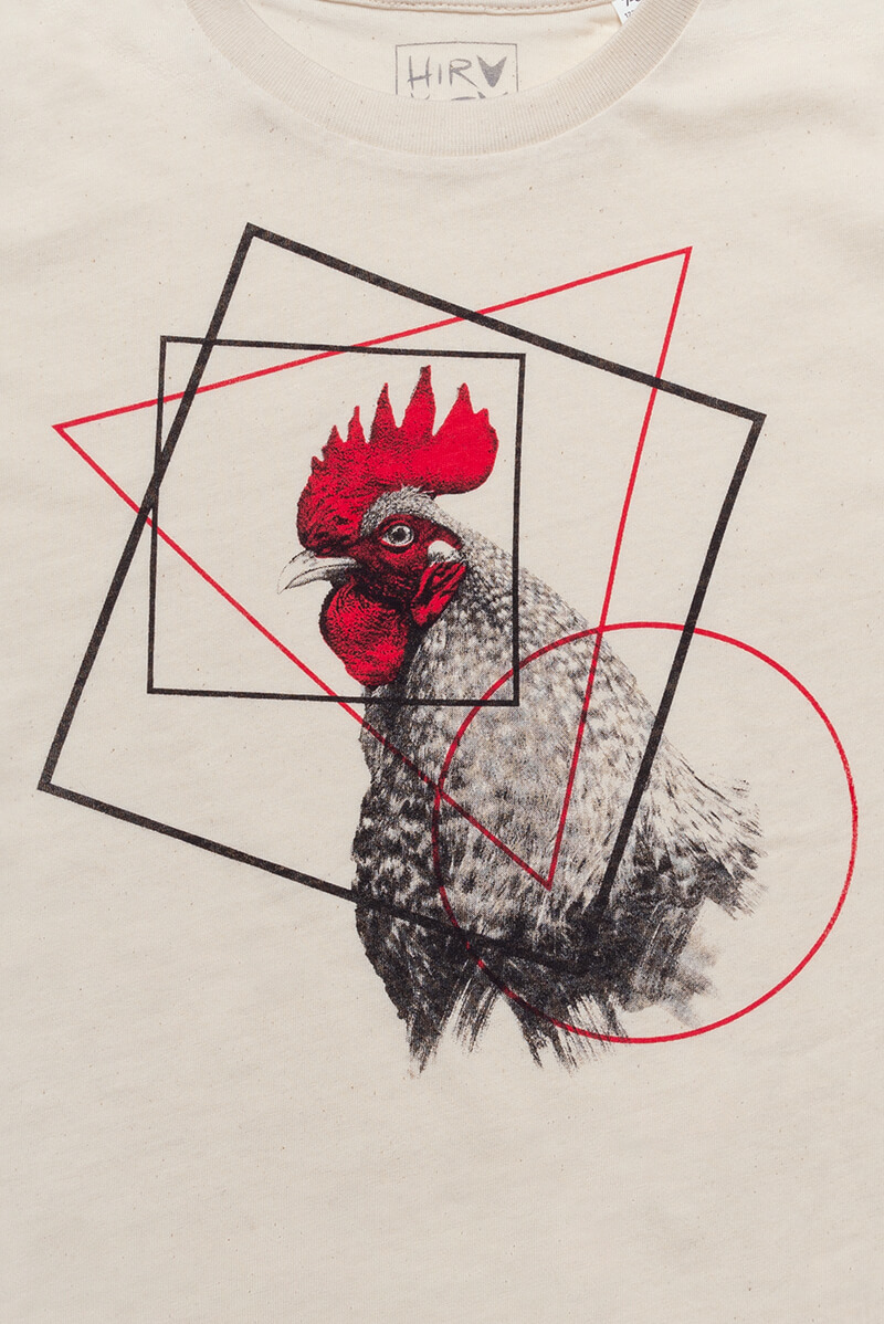 Camiseta orgánica unisex color beige. Serigrafía artesanal y ecológica con imagen de un gallo. Prenda sostenible con 100% algodón orgánico.
