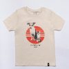 Camiseta orgánica unisex color beige. Serigrafía artesanal y ecológica con imagen de Hiru Katu Lovers. Prenda sostenible con 100% algodón orgánico.