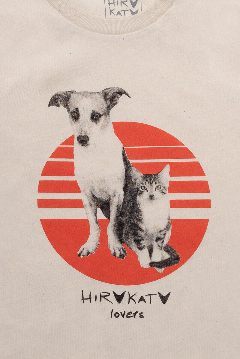 Camiseta orgánica unisex color beige. Serigrafía artesanal y ecológica con imagen de Hiru Katu Lovers. Prenda sostenible con 100% algodón orgánico.