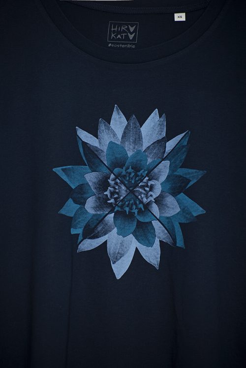 Alternative view of Camiseta orgánica corte murciélago azul marino mujer NYMPHAEA