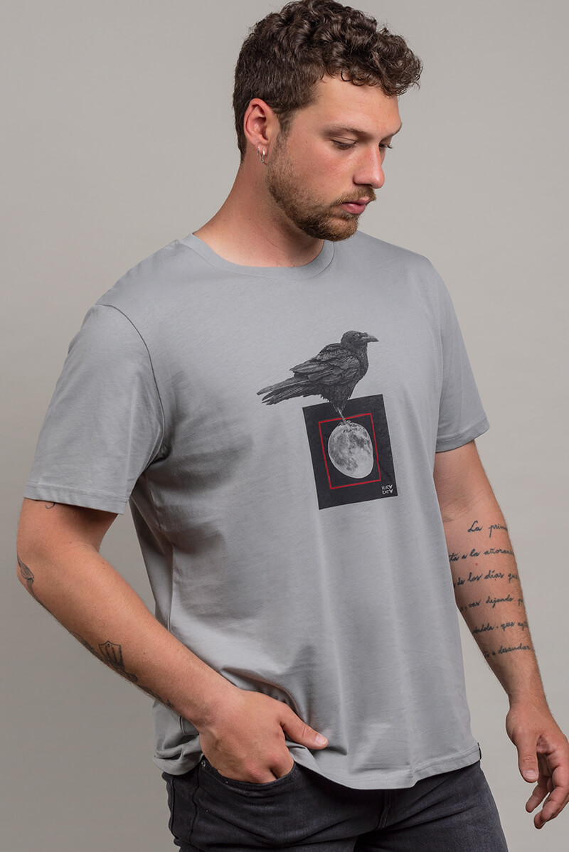 Camiseta orgánica gris unisex CUERVO LUNA - Imagen 3