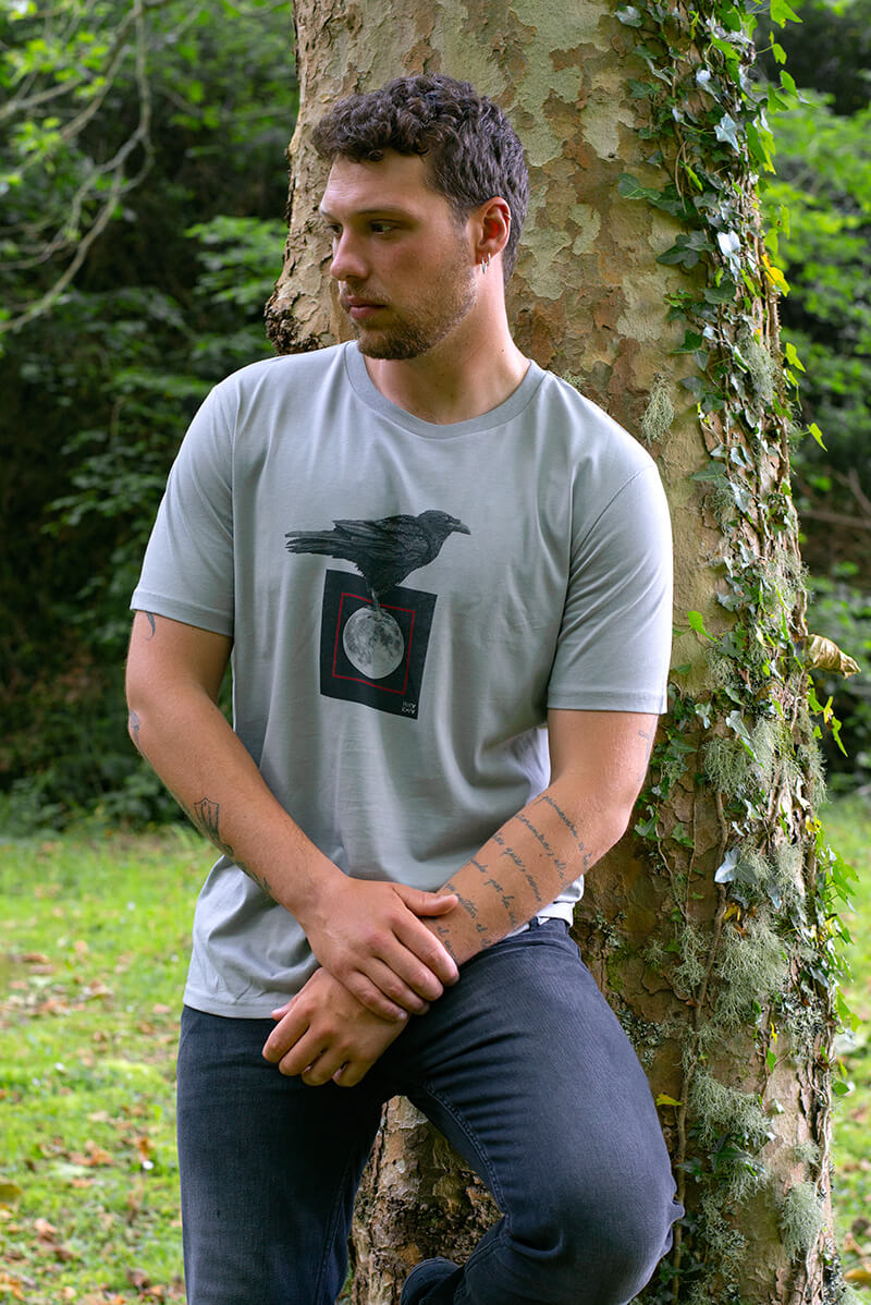 Camiseta orgánica gris unisex CUERVO LUNA